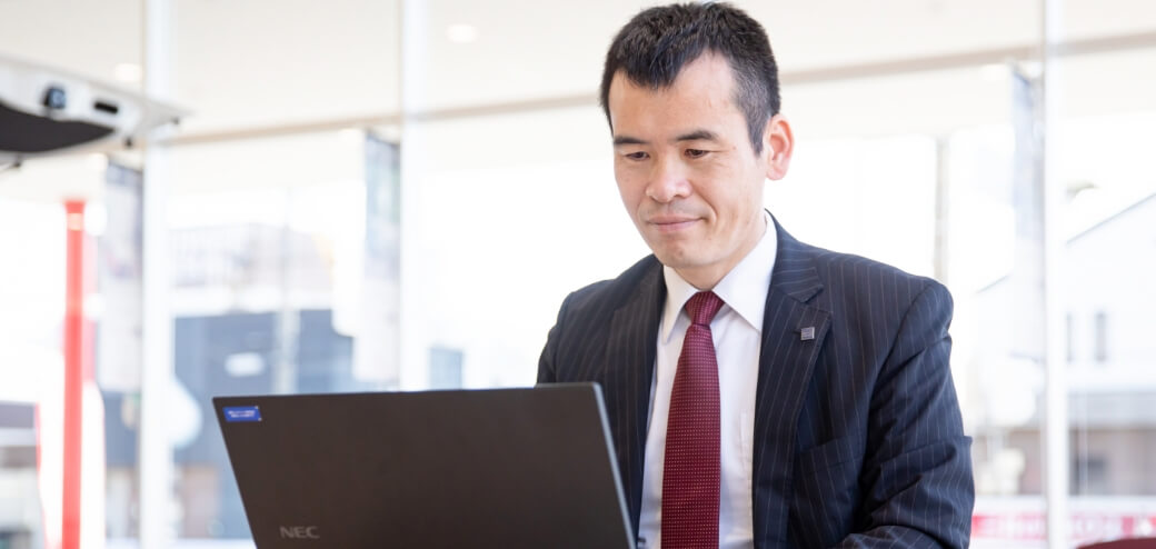 仕事をする男性社員